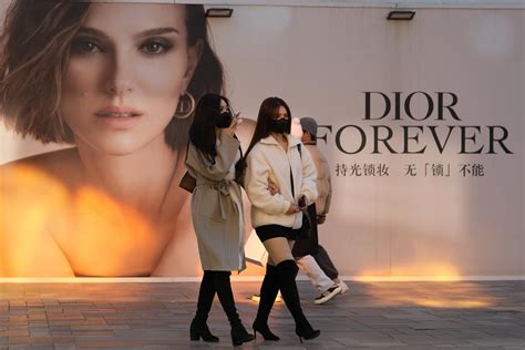 Chinese photographer behind Dior’s controversial photo apologises